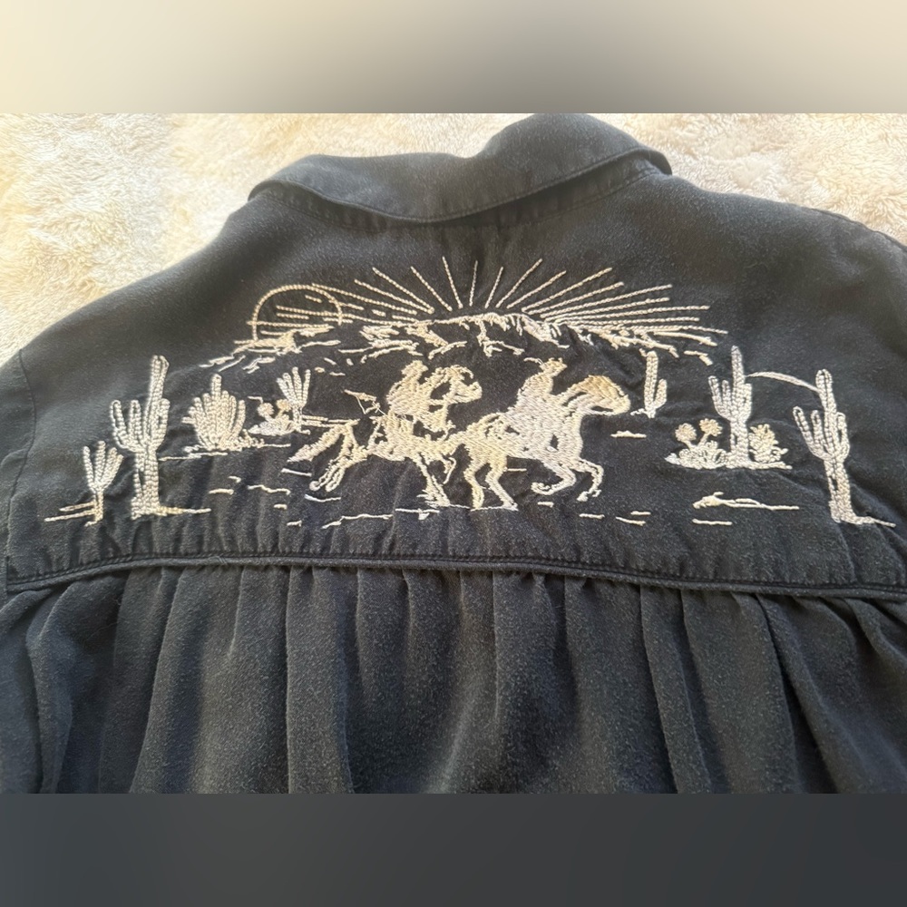 Ariat Embroidered Western black Shirt Women’s Medium Rodeo Cowgirl pearl snap